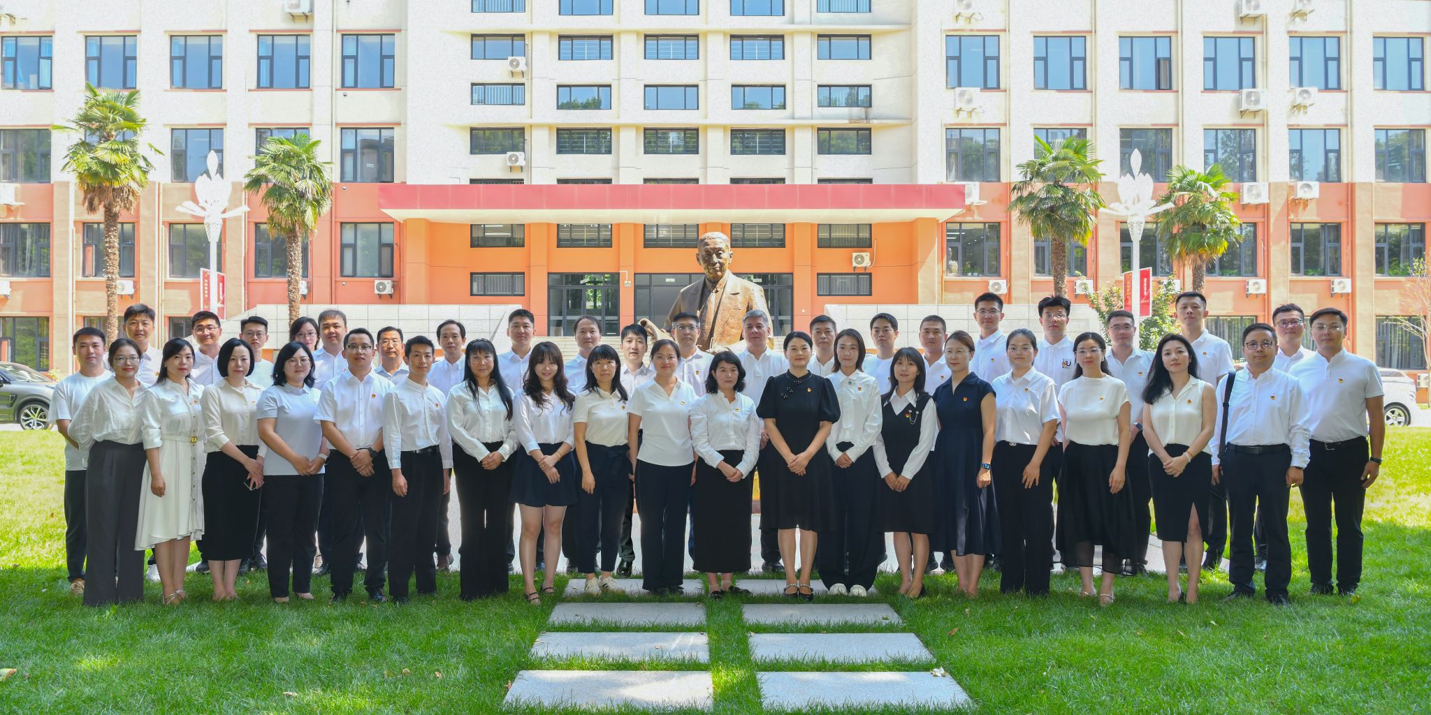 激励全校各级党组织和广大党员奋发进取