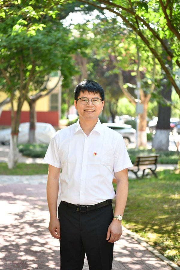 引导全校各级党组织和广大党员18新利