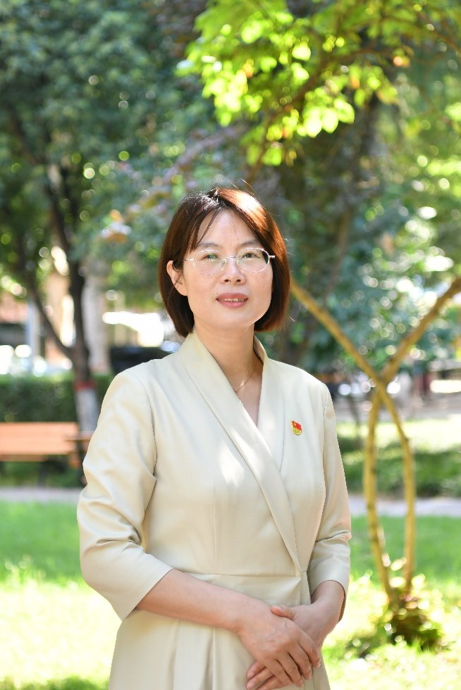 汲取奋进力量