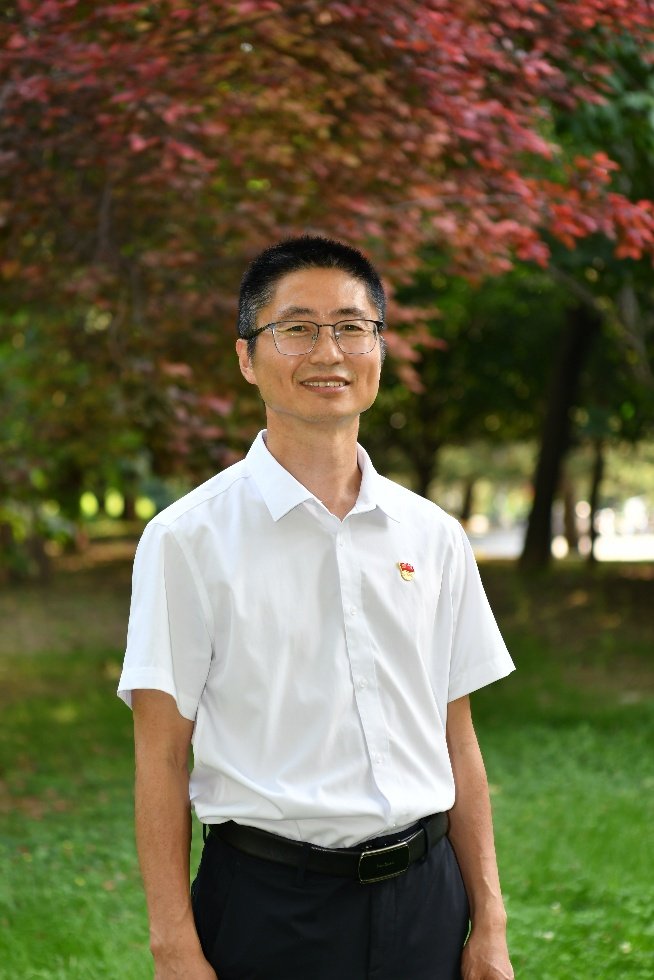 营造崇尚先进