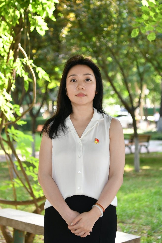 营造崇尚先进